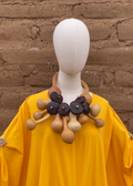 Collar de bules largos y corazón de mono