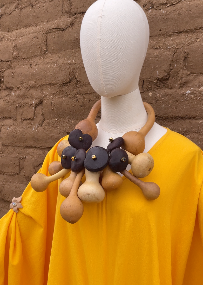 Collar de bules largos y corazón de mono