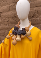 Collar de bules largos y corazón de mono