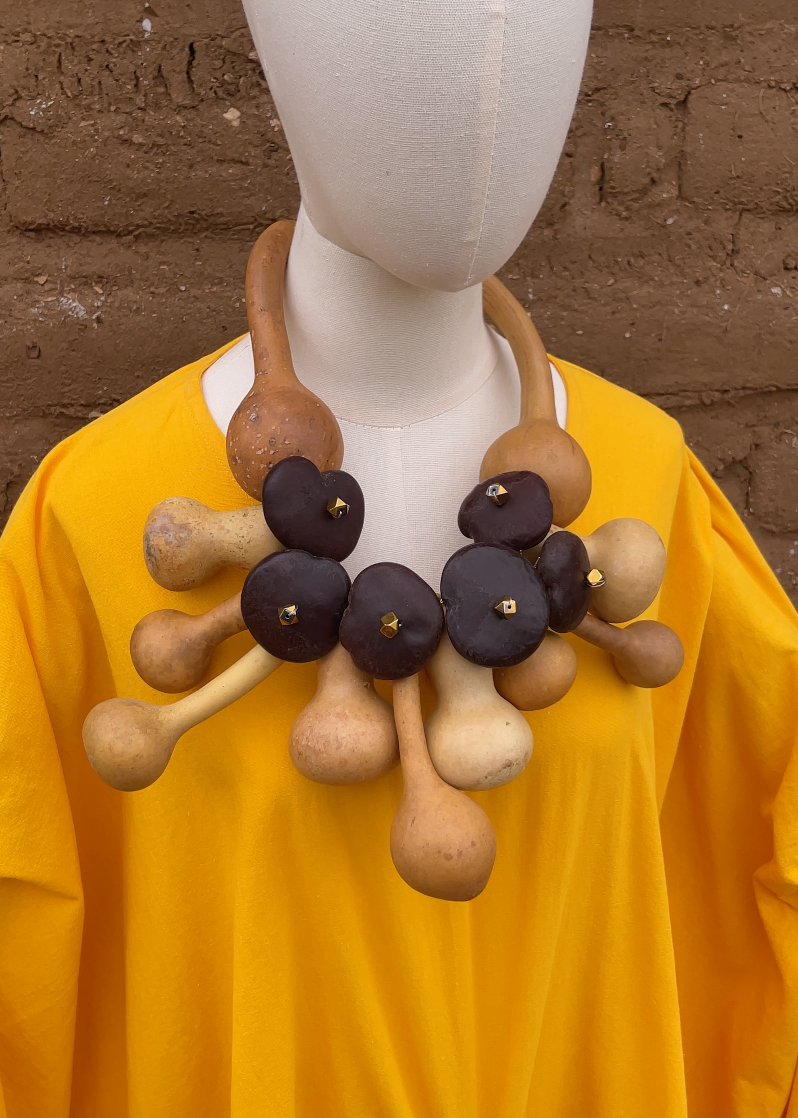 Collar de bules largos y corazón de mono