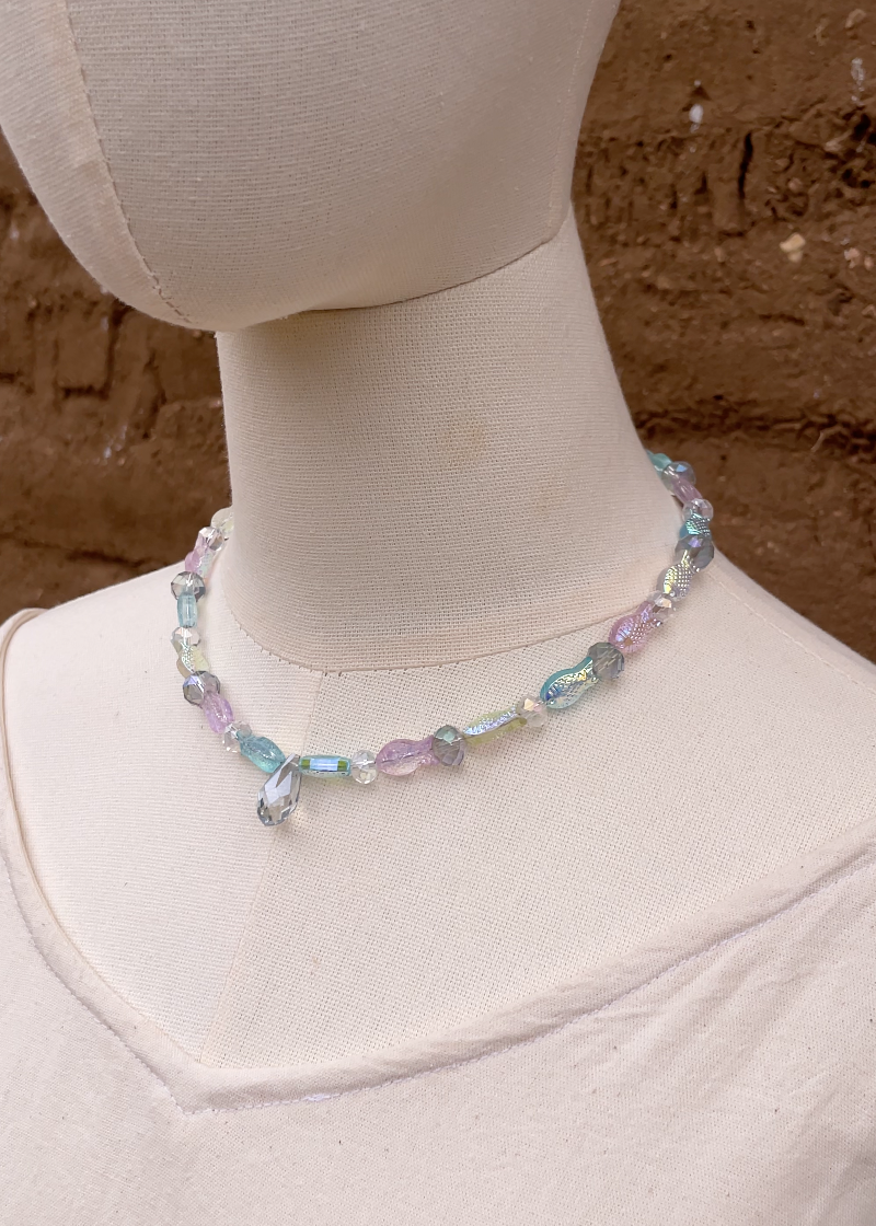 Collar camino de peces cristalinos pastel