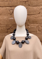 Collar hojitas de barro negro