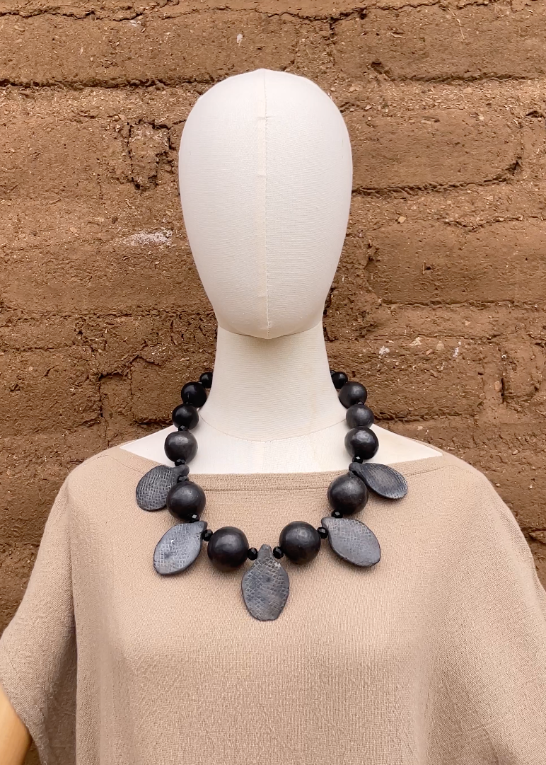 Collar hojitas de barro negro