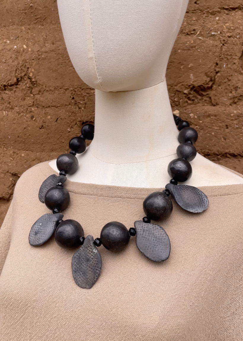 Collar hojitas de barro negro