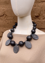 Collar hojitas de barro negro