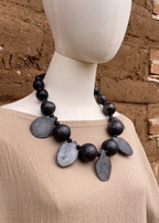 Collar hojitas de barro negro