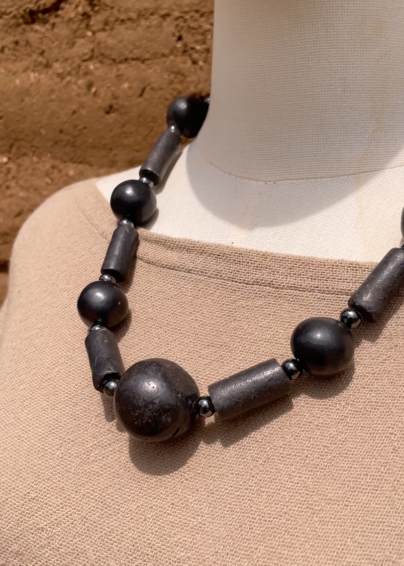 Collar continuo barro negro