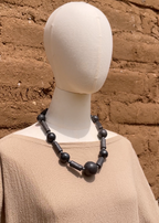 Collar continuo barro negro