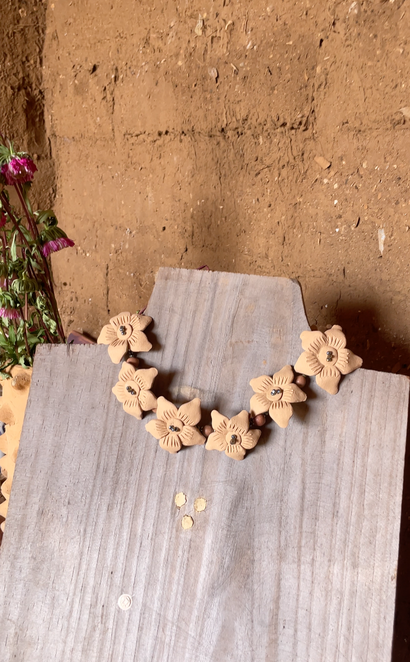 Collar flores tupidas
