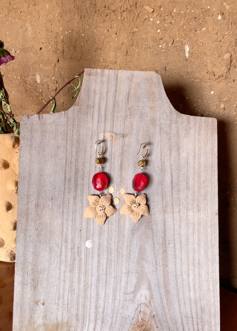 Aretes florecita roja