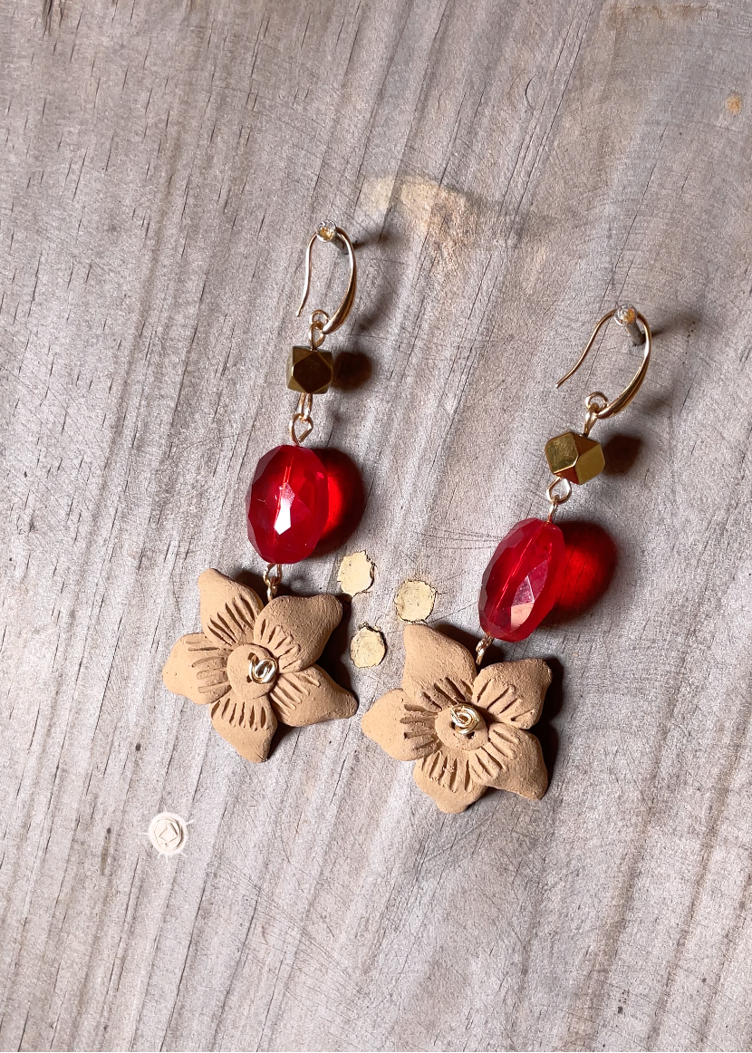 Aretes florecita roja