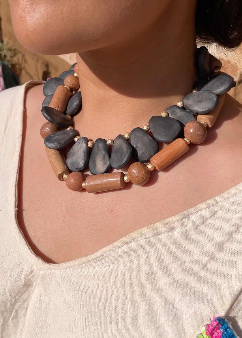 Collar artesanal dupla diversa de barro negro y barro rojo