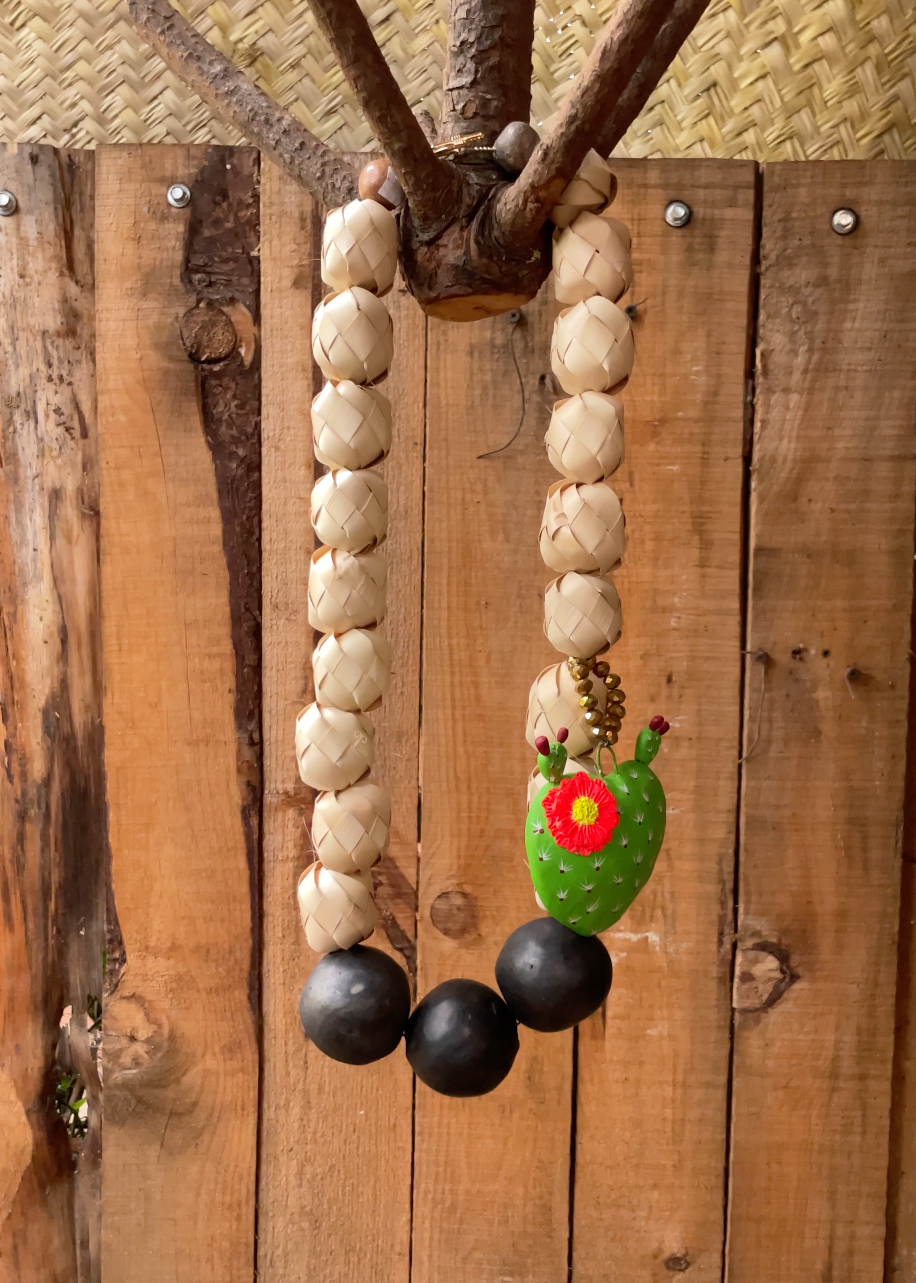 Collar nopalito con canastillas de palma