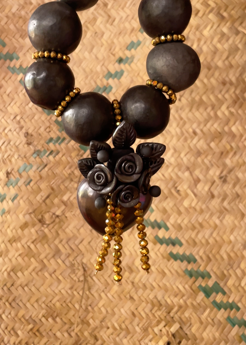 Collar corazón de barro negro con detalles dorados