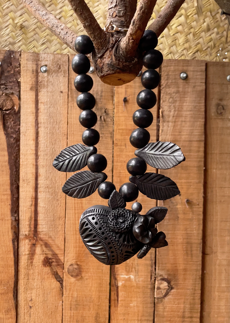 Collar corazón barro negro con hojas en barro negro grabadas