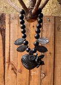 Collar corazón barro negro con hojas en barro negro grabadas