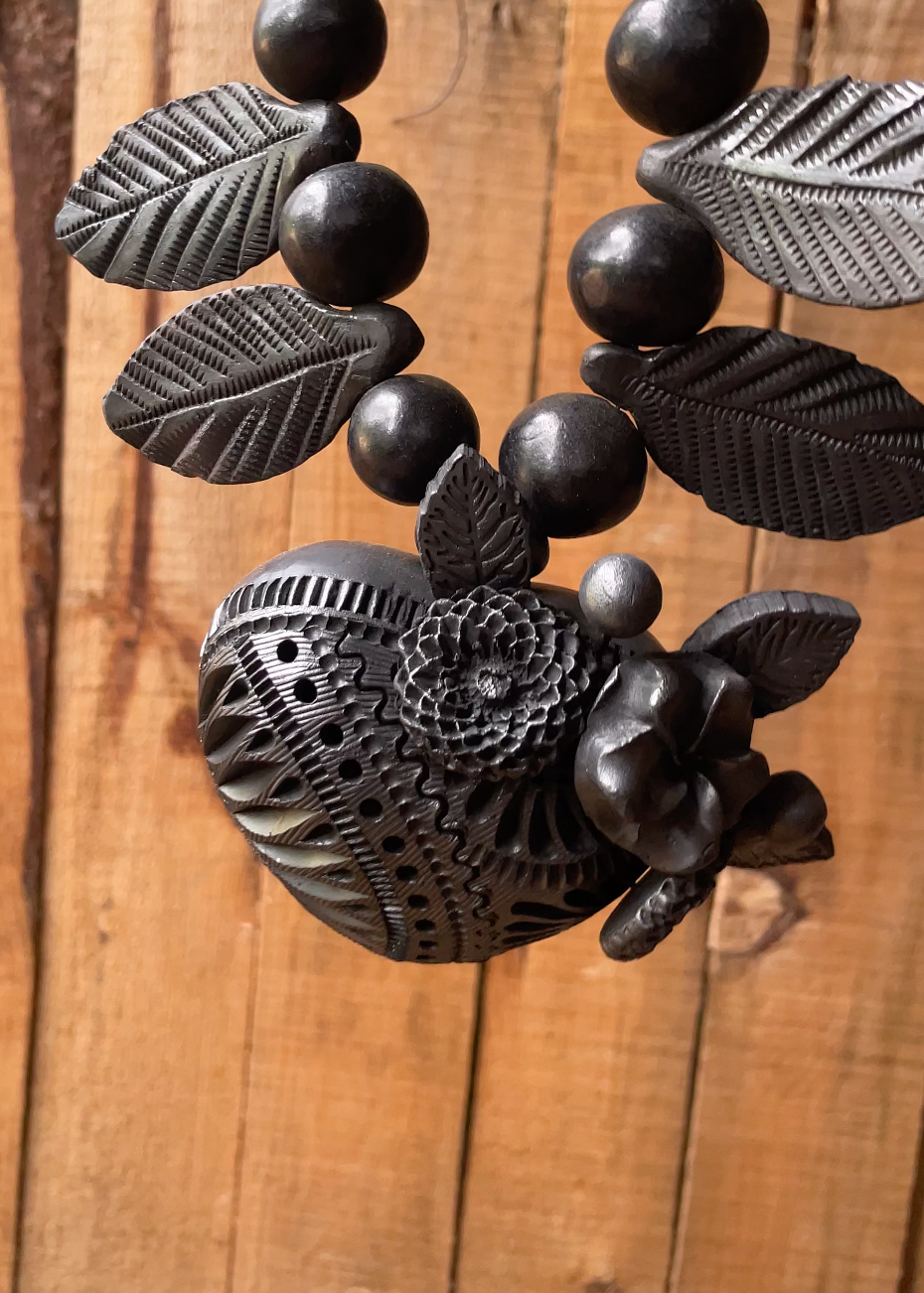 Collar corazón barro negro con hojas en barro negro grabadas