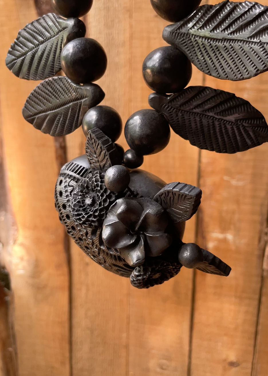 Collar corazón barro negro con hojas en barro negro grabadas