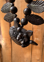 Collar corazón barro negro con hojas en barro negro grabadas