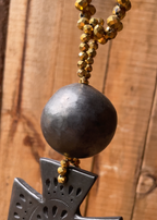 Collar barro negro de cruz