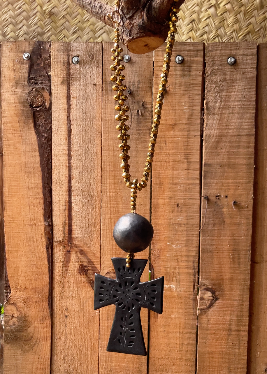 Collar barro negro de cruz