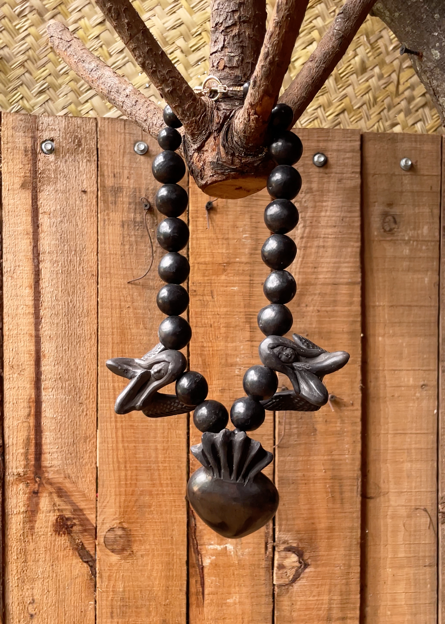 Collar corazón de barro negro con ángeles de barro negro