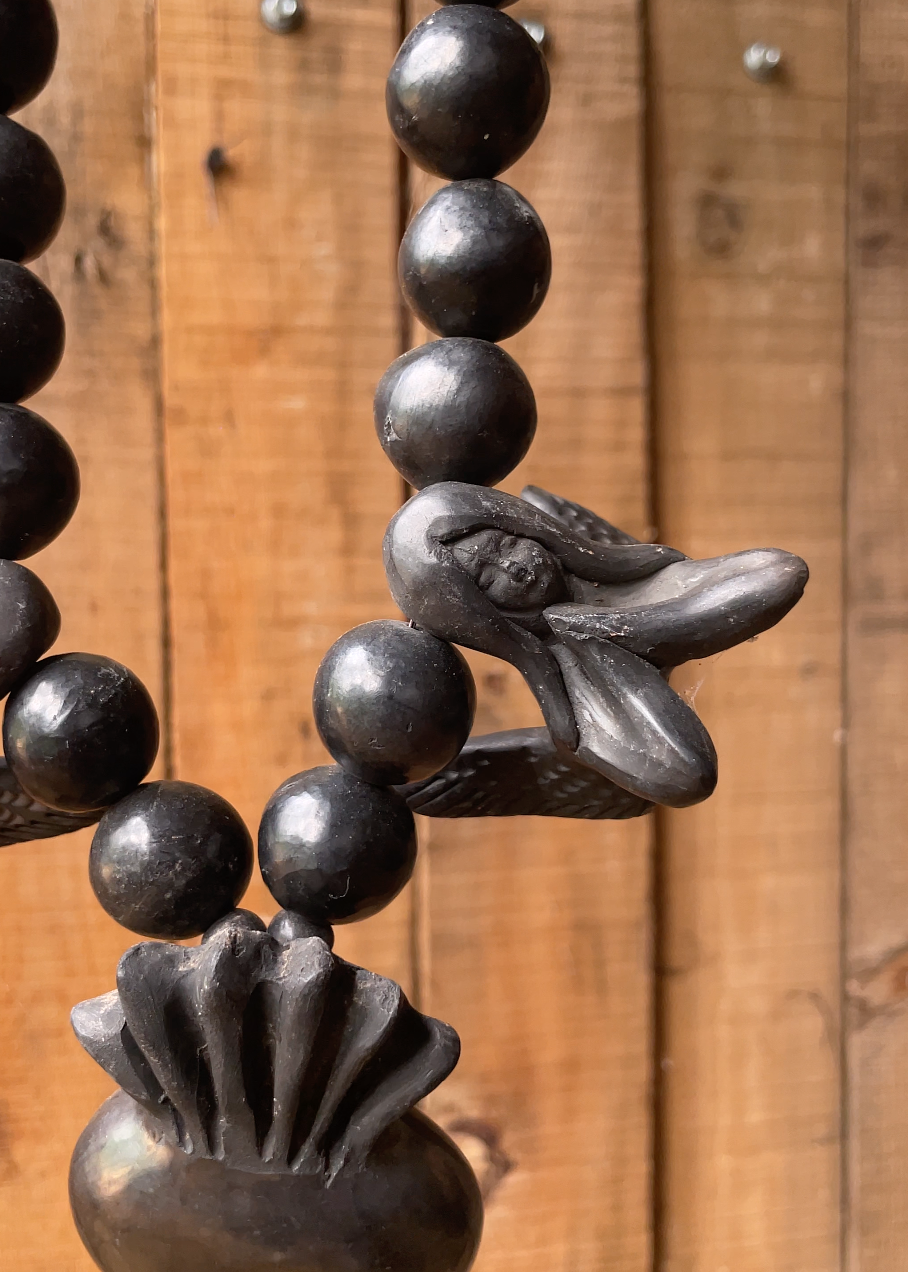 Collar corazón de barro negro con ángeles de barro negro