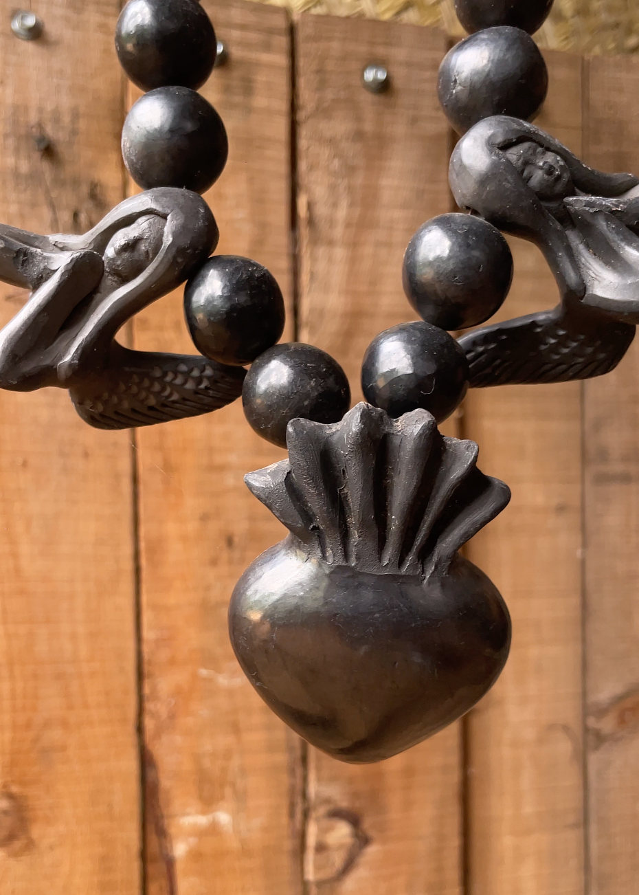 Collar corazón de barro negro con ángeles de barro negro