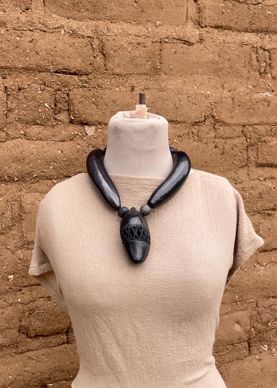 Collar barro negro mango y plátano