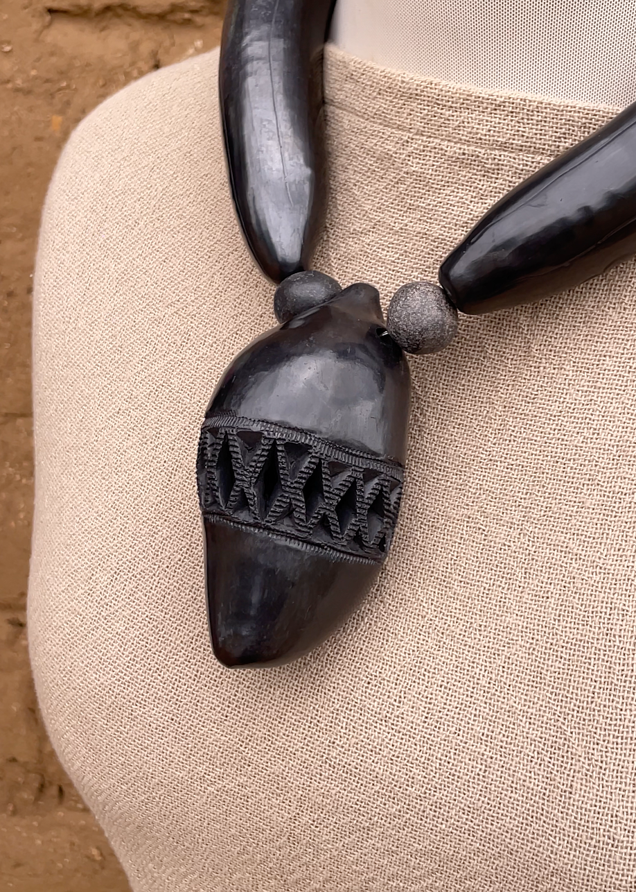 Collar barro negro mango y plátano
