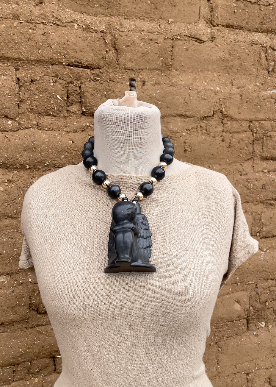 Collar barro negro angelito