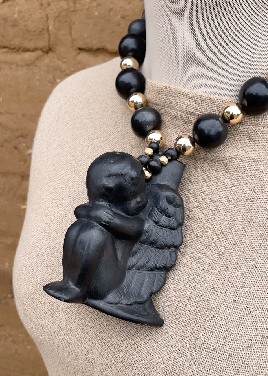 Collar barro negro angelito