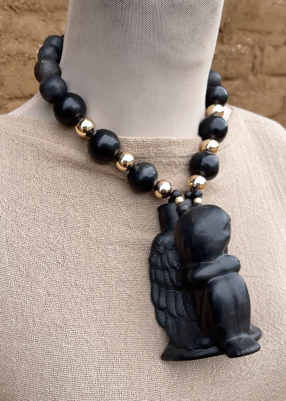 Collar barro negro angelito