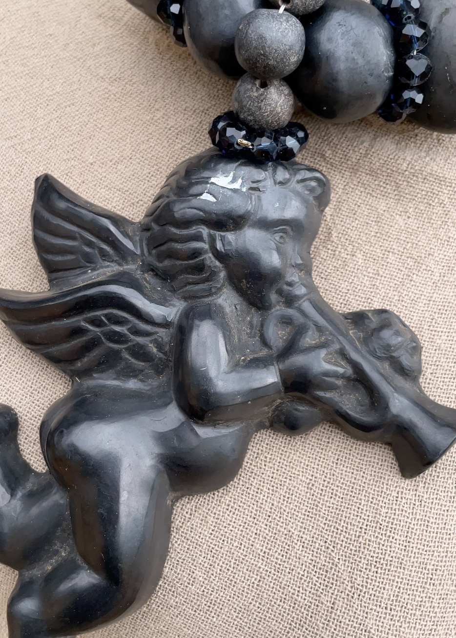 Collar barro negro angel de trompeta