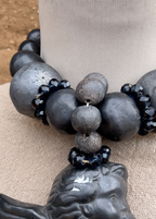 Collar barro negro angel de trompeta