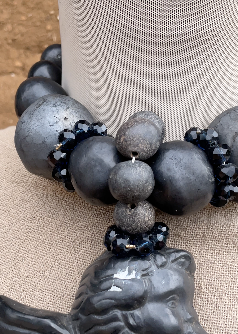 Collar barro negro angel de trompeta