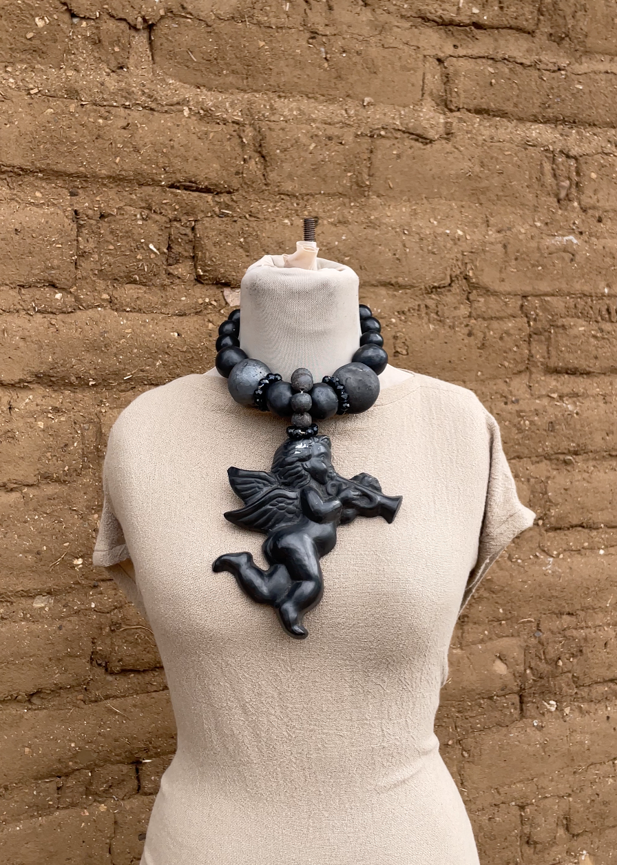 Collar barro negro angel de trompeta