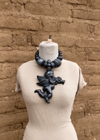 Collar barro negro angel de trompeta