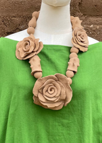 Collar rosas de barro rojo