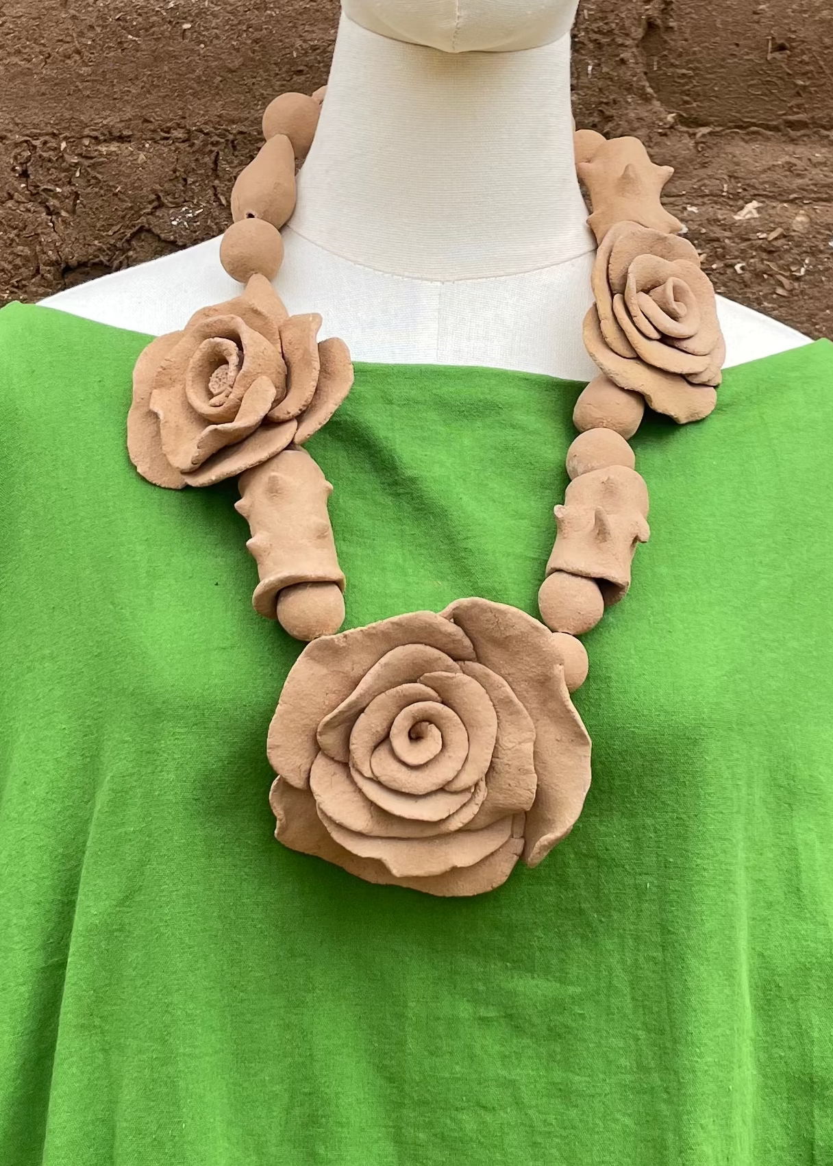 Collar rosas de barro rojo
