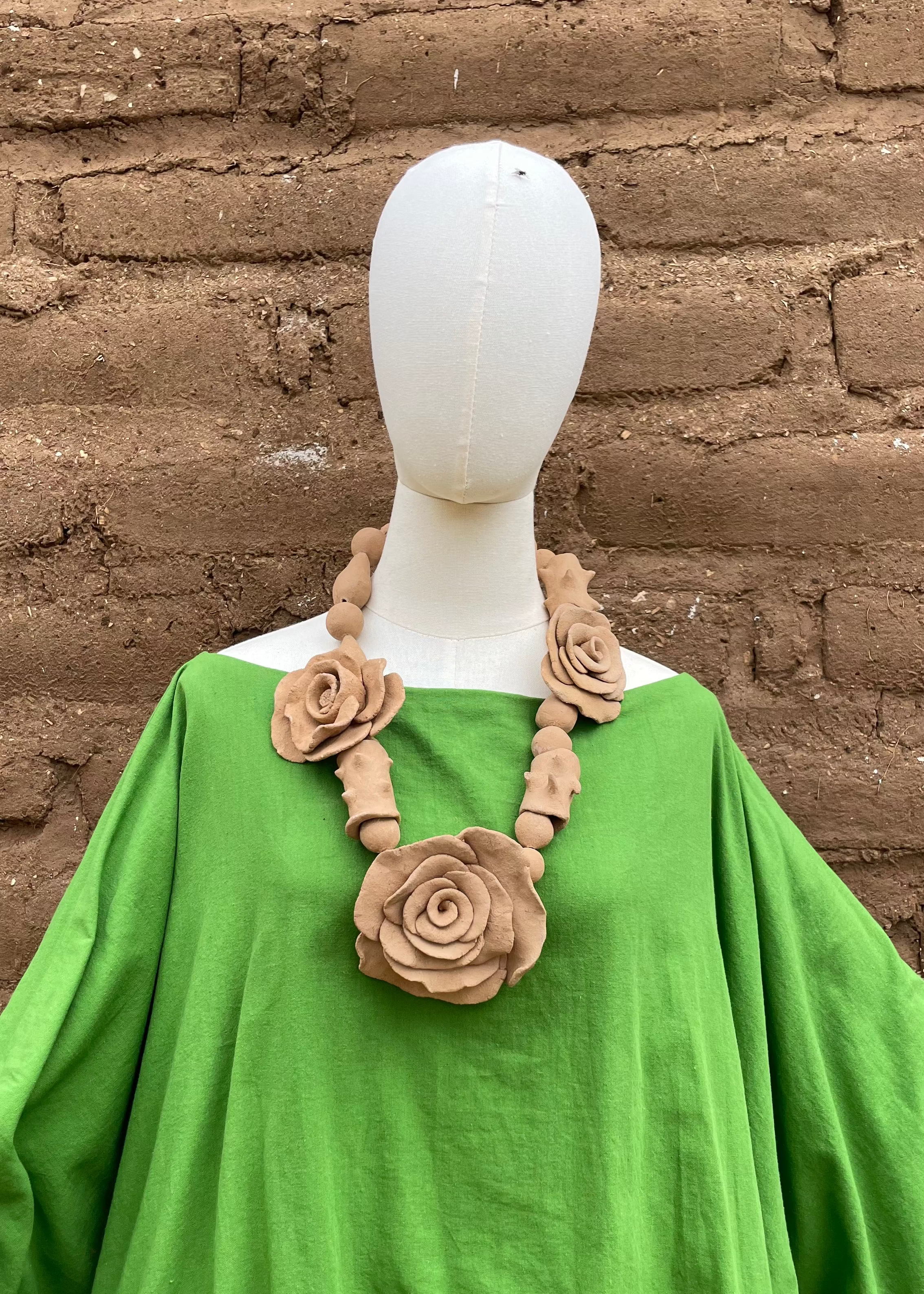 Collar rosas de barro rojo