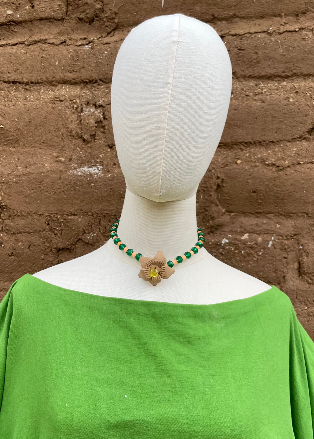 Collar choker con flor de barro rojo