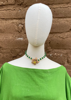 Collar choker con flor de barro rojo