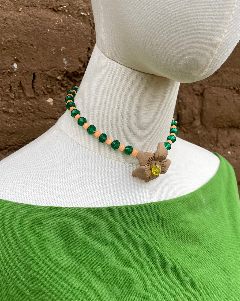 Collar choker con flor de barro rojo