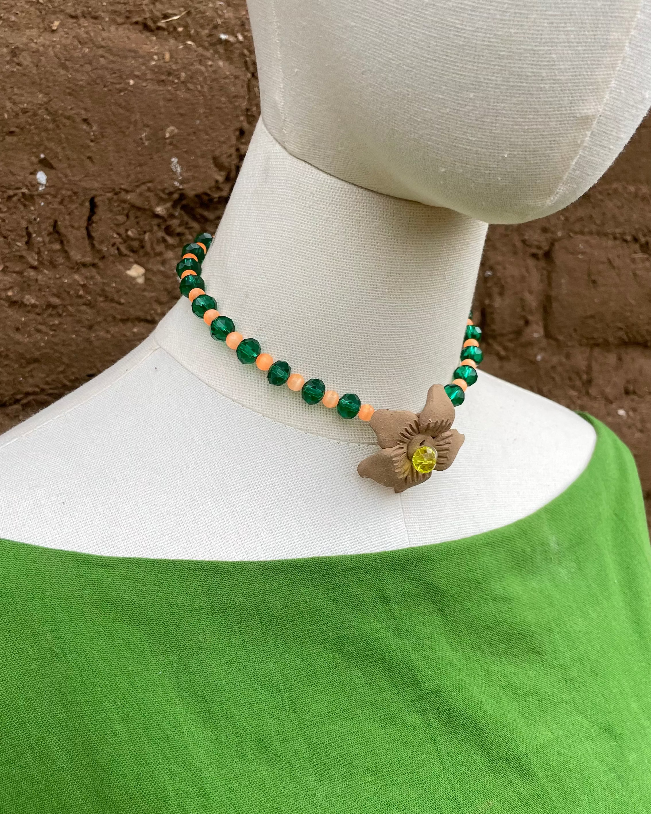 Collar choker con flor de barro rojo