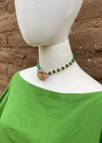 Collar choker con flor de barro rojo